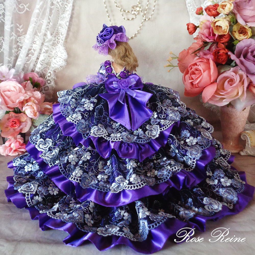 ゴージャスバイオレットが重厚に煌めく豪華ボリュームフリルドールドレス