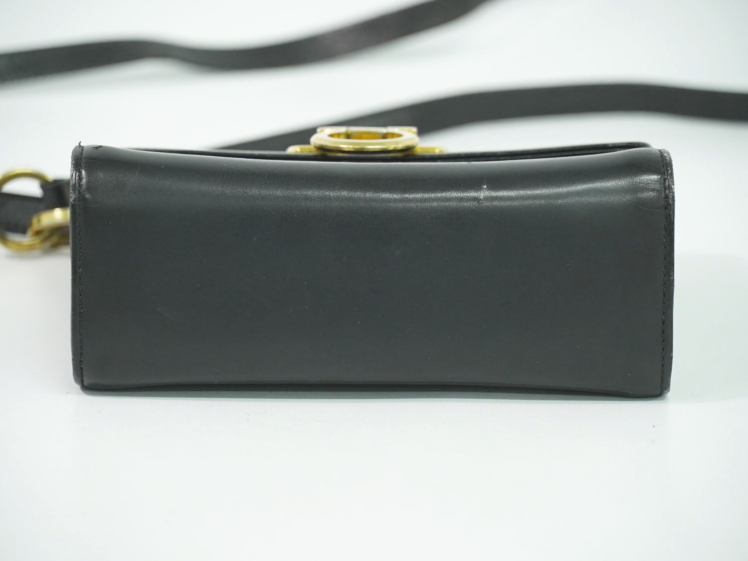 本物 サルヴァトーレ フェラガモ Salvatore Ferragamo ガンチーニ ミニ ショルダーバッグ ポシェット レザー ブラック Gancini バッグ 中古 本物 サルヴァトーレ フェラガモ Salvatore Ferragamo ガンチーニ ミニ