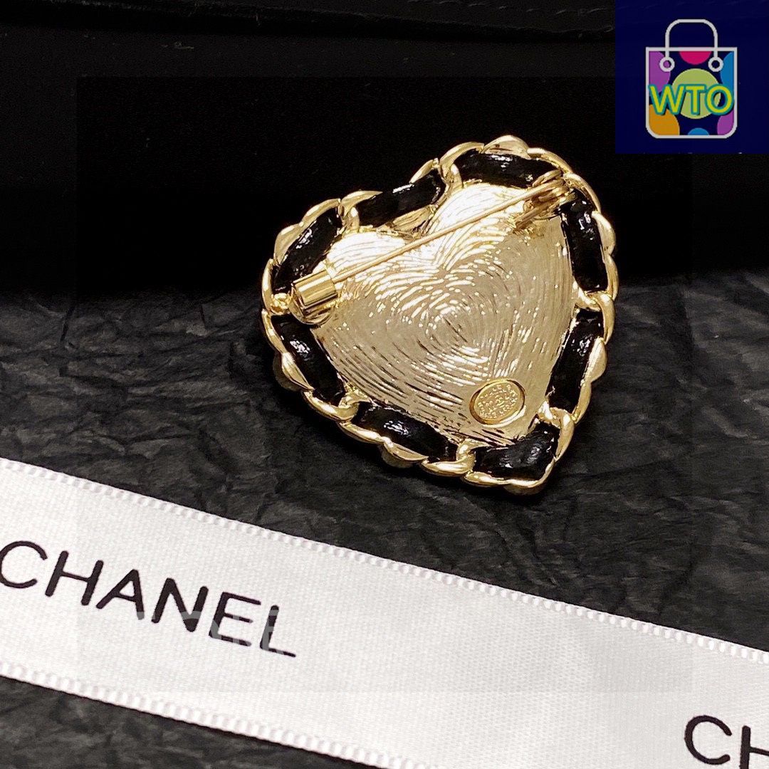 入荷情報♪香水瓶とロゴ CHANEL ブローチ25S CHANEL - CHANEL 香水瓶のピンブローチの通販 by レナちゃんママ