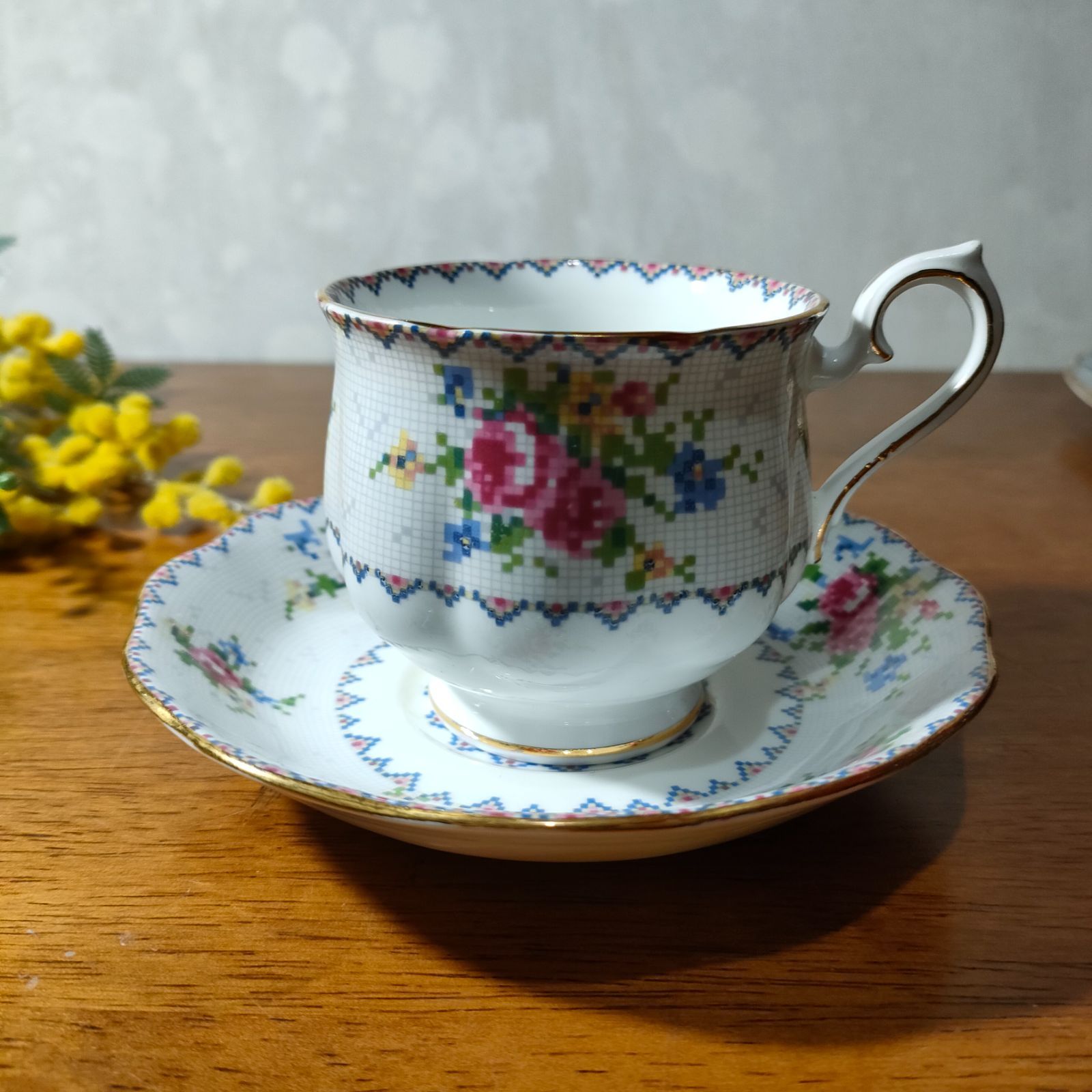 ロイヤルアルバート/プチポワン/ケーキスタンド付きトリオセット/カップ&ソーサー /プレート×２/Royal Albert /petit point/TRIO  SET with cake stand/cup&saucer/plate×２ - メルカリ