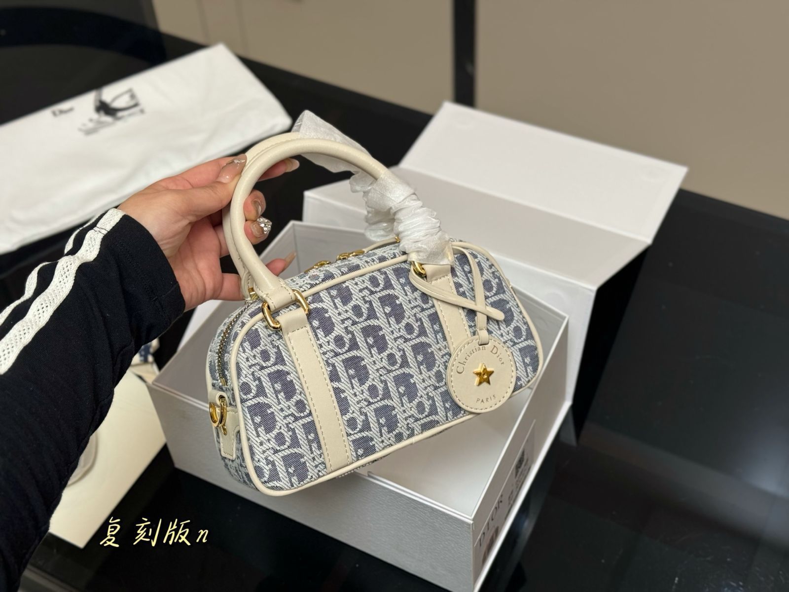 コンパクトサイズ！DIOR D-Vibe ボウリングバッグ（ミディアム） フォルムが可愛い♪DIOR D-Vibeボウリングバッグ ミディアム