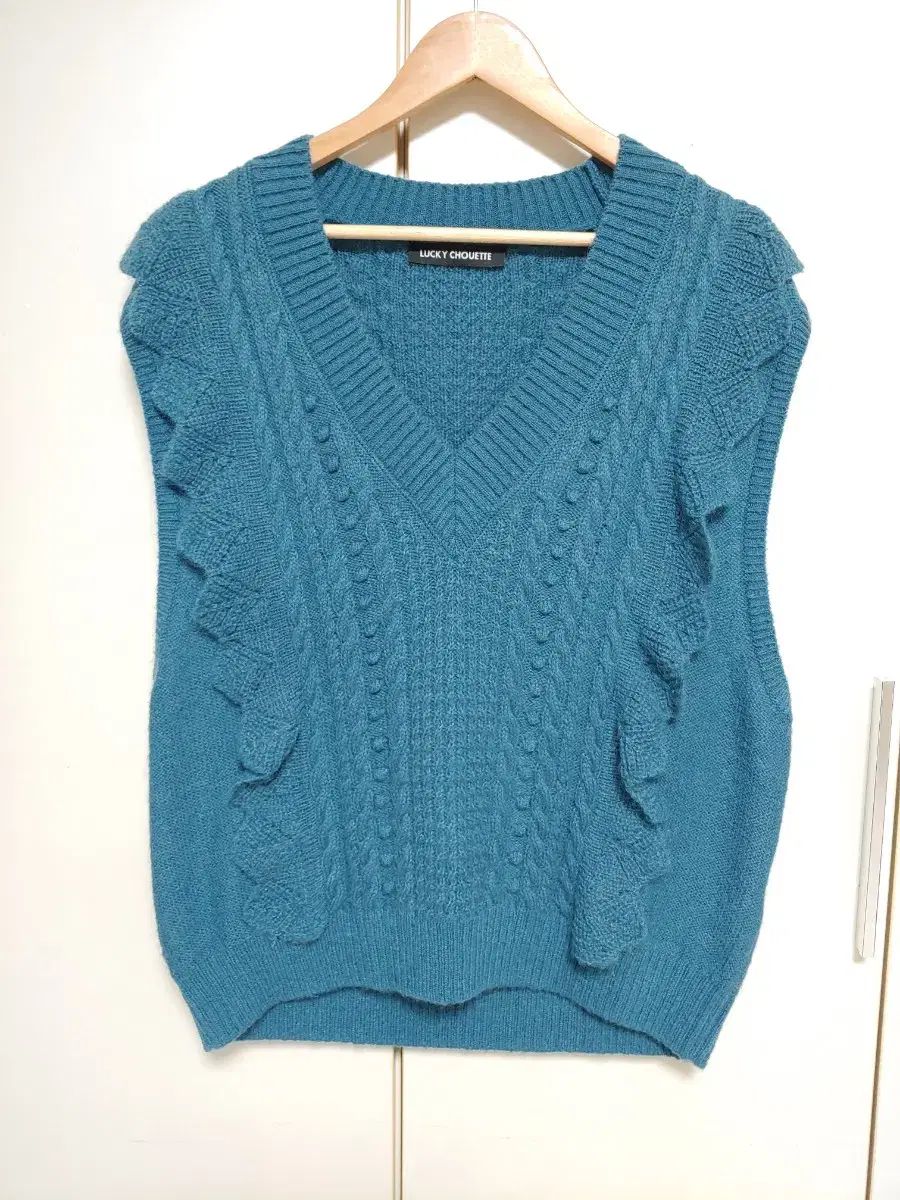 ケーブルニットベスト