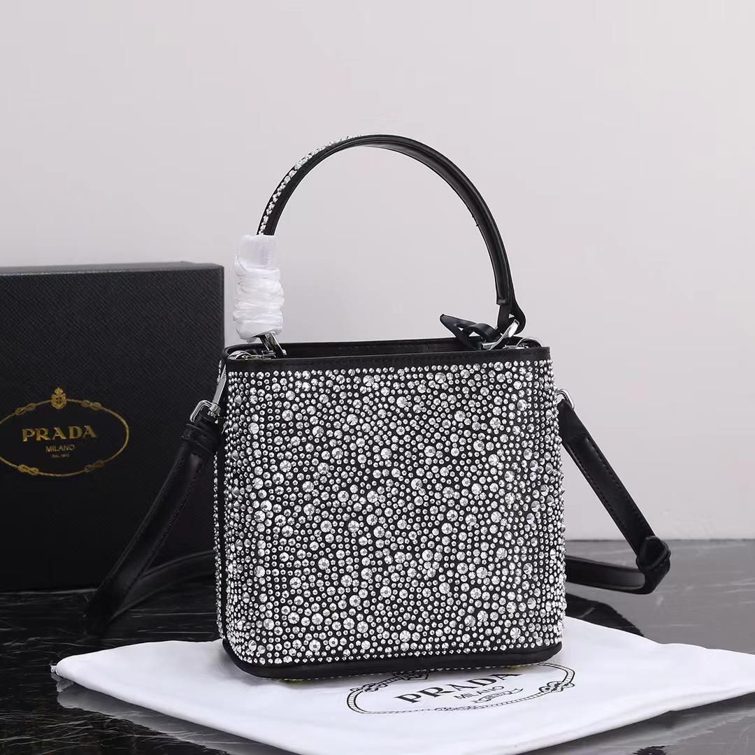 PRADA ブラック ショルダーバッグ