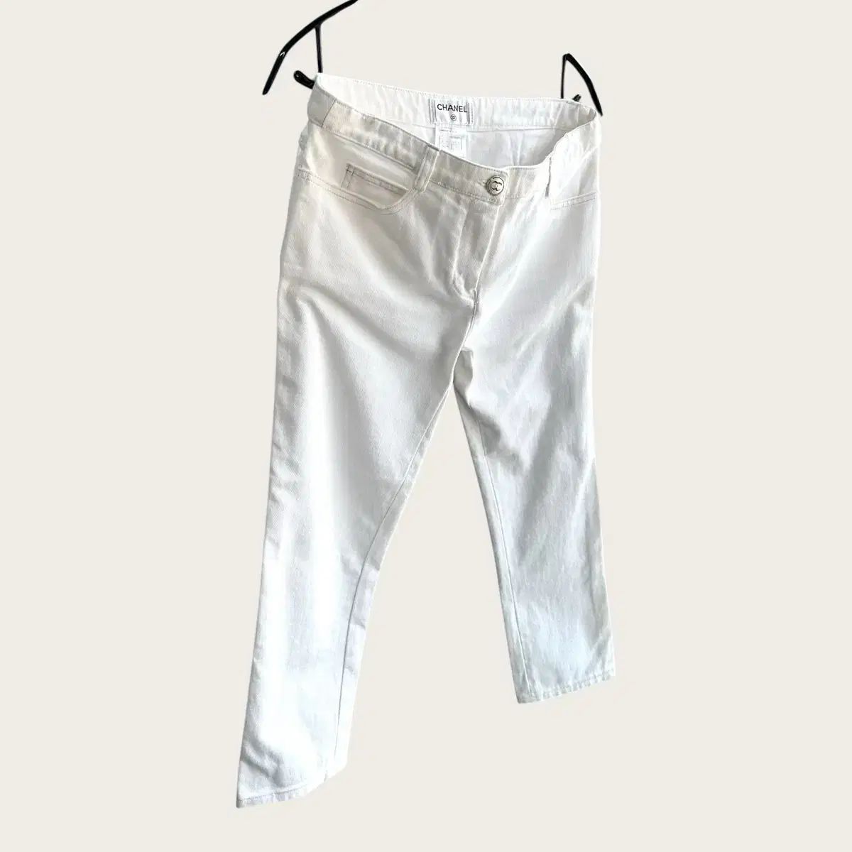 36 / CHANEL(シャネル ) 白 デニム パンツ - メルカリ 36 / CHANEL(シャネル ) 白 デニム パンツ - メルカリ