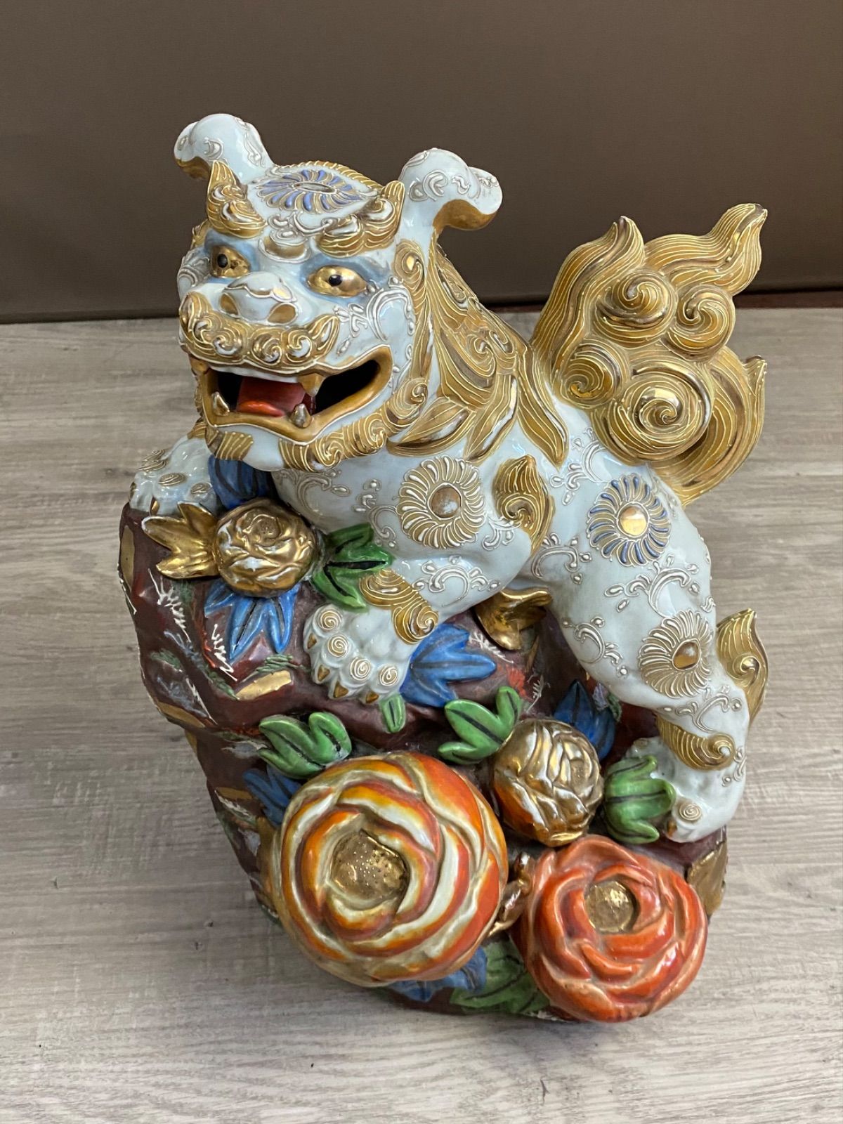 白獅子 金彩 九谷焼？ 置物 縁起物 魔除け 陶器 高さ約35cm