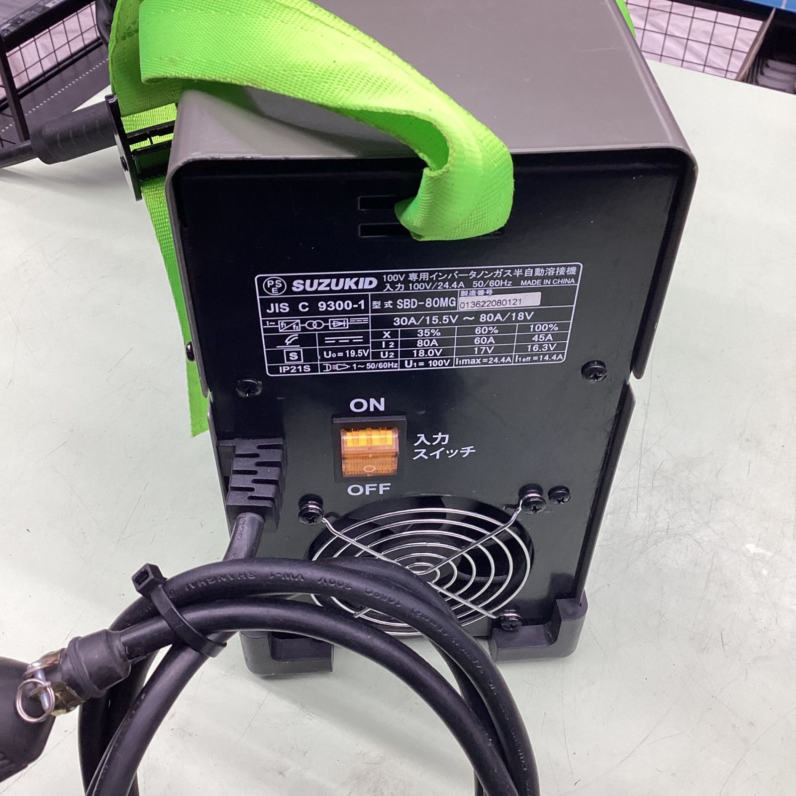100V