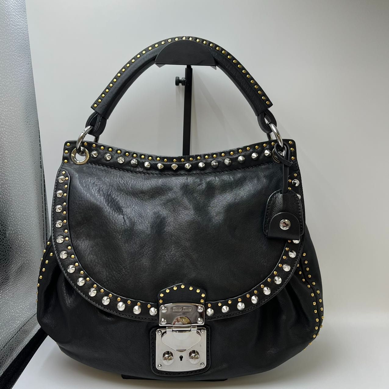 MIU MIU　ミュウミュウ　スタッズ　ショルダーバッグ　BLK　ブラック　レザー レディース 【中古品】