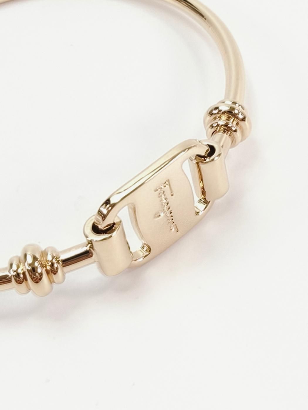 サルヴァトーレフェラガモ Salvatore Ferragamo バングル ヴァラ
