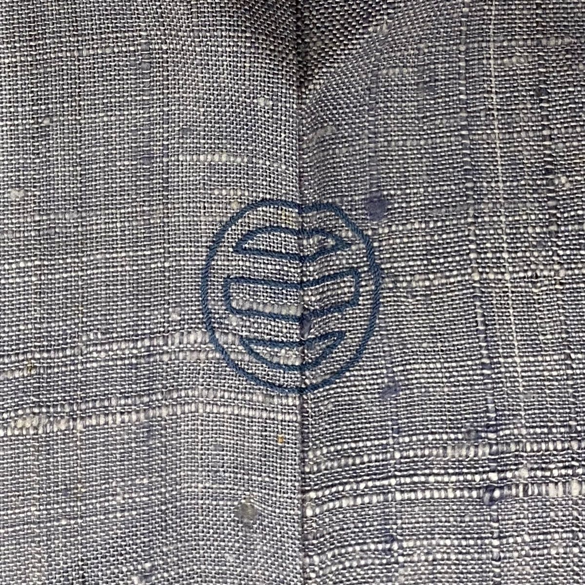 紬 身丈162.5cm 裄丈67cm M 薄物 夏紬 灰色 正絹 名品 一つ紋 【中古  