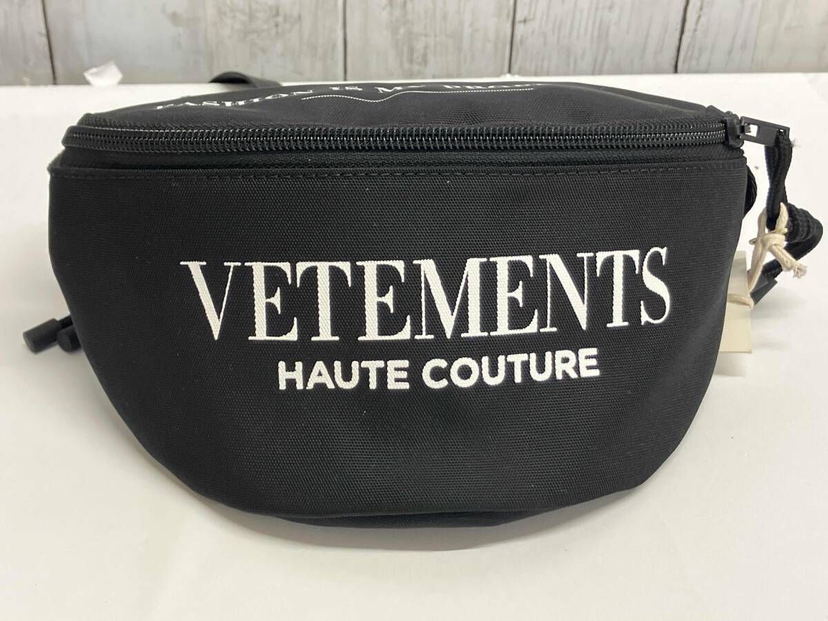 【美品】VETEMENTS ショルダーバッグ ヴェトモン ボディバッグ キャンバスブラック ブランドロゴ
