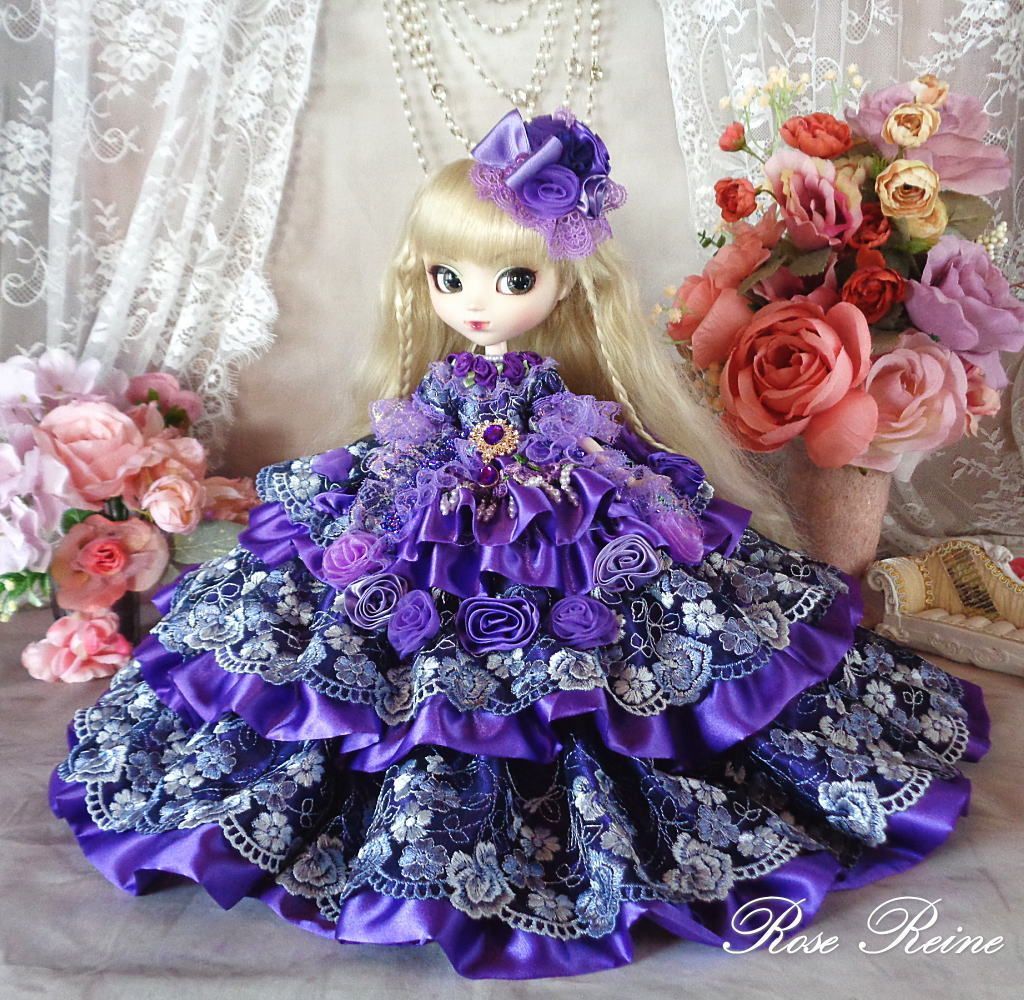 ゴージャスバイオレットが重厚に煌めく豪華ボリュームフリルドールドレス