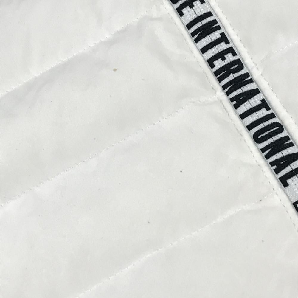 ゾーイ ダウンベスト 白×ネイビー 地模様 ジップ上英字 ダウン90