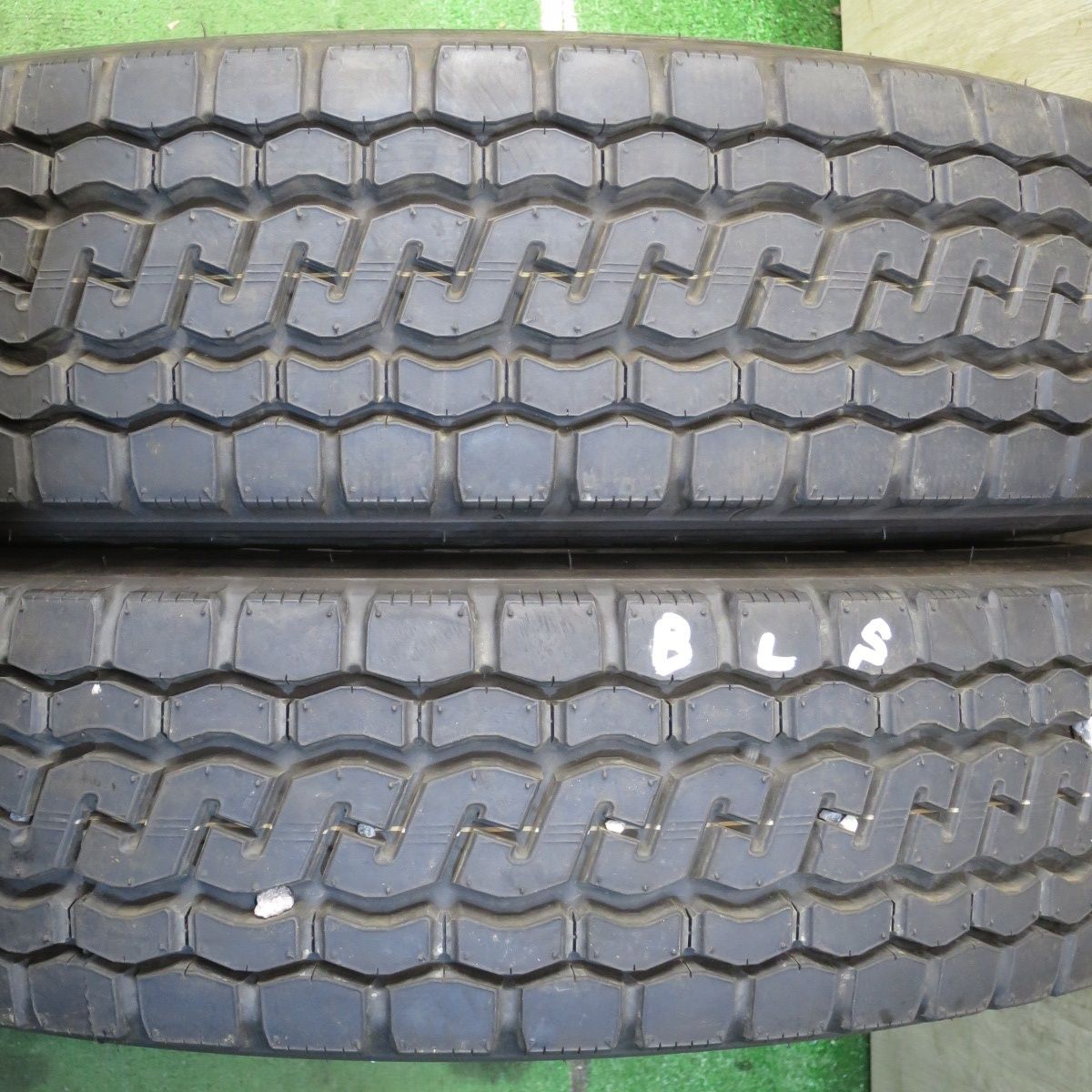 *送料無料* 新車外し！23年！ほぼ未使用トラック タイヤ 205/85R16 117/115N ブリヂストン エコピア M812 ミックス 16インチ4041901クノタ