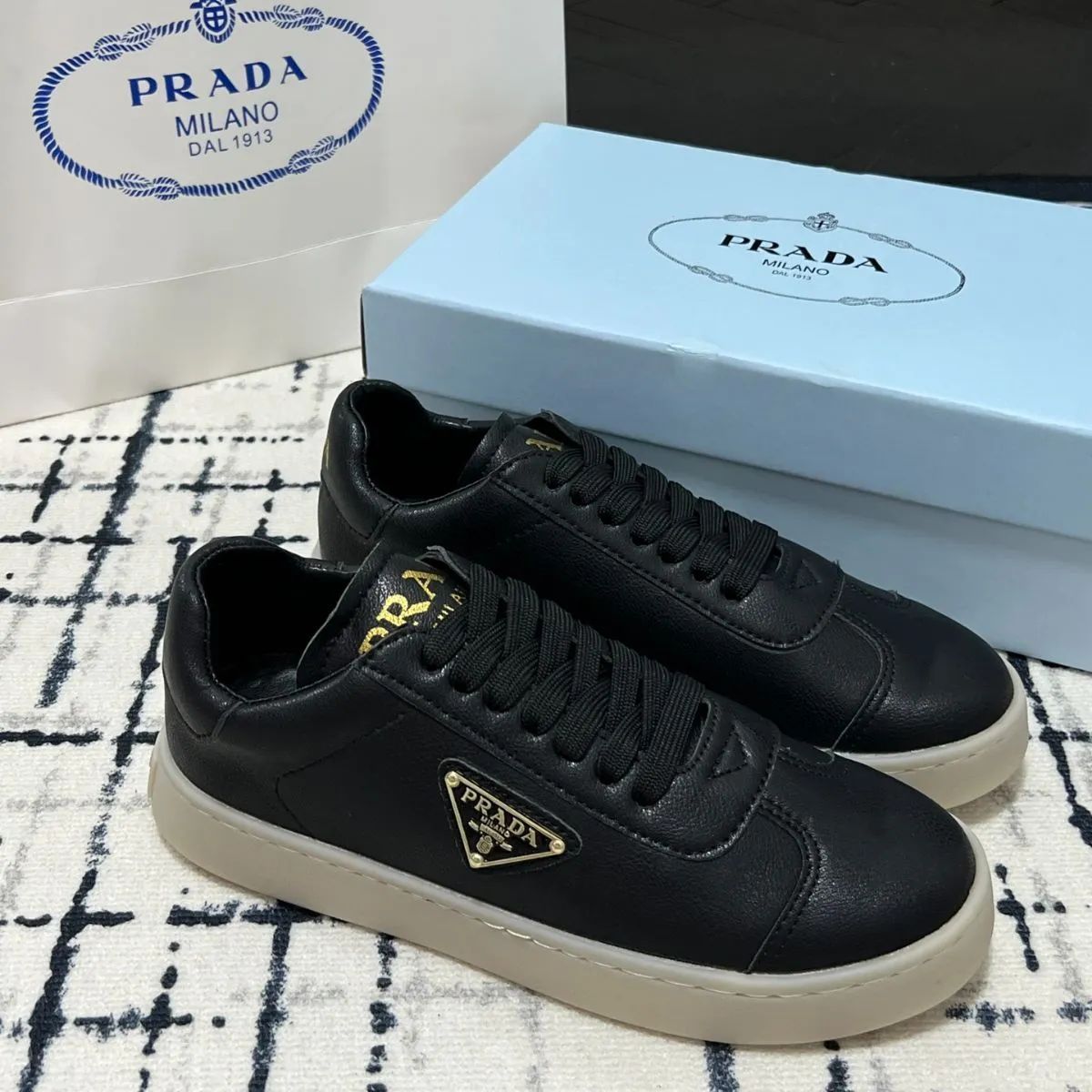 プラダプラダ（PRADA）2024新作スニーカースニーカー白シューズ - メルカリ