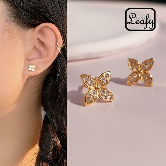 Leafy CZダイヤを使用したフラワーデザインのスタッドピアス