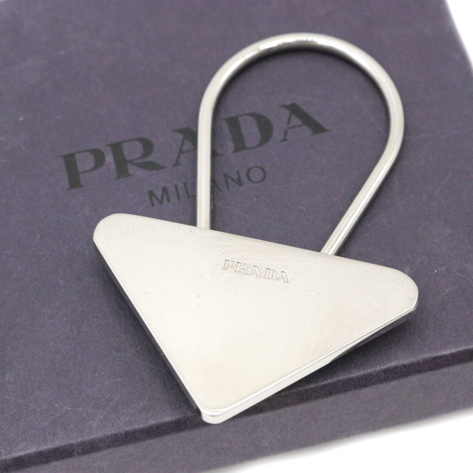 プラダ キーチャーム バッグチャーム キーホルダー 三角プレート メタル 銀 シルバー silver PRADA