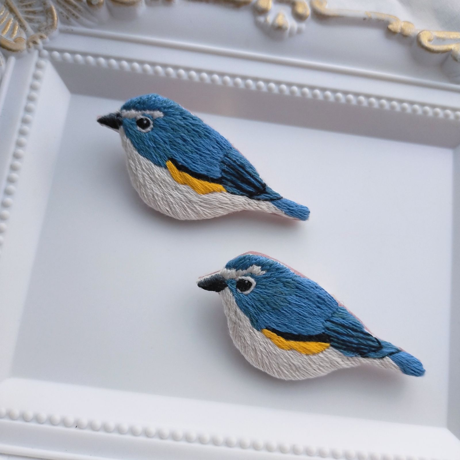 手刺繍ブローチ 幸せ運ぶルリビタキ 野鳥 - メルカリ