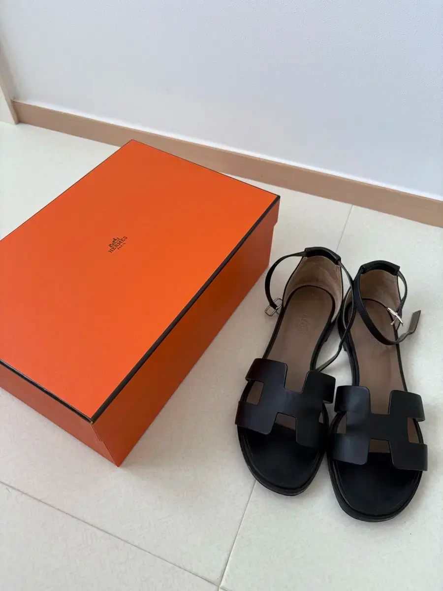 新品　エルメス　サンダル　オラン　エトゥープ　36.5 美品 HERMES エルメス サンダル オラン Hロゴ フラットシューズ