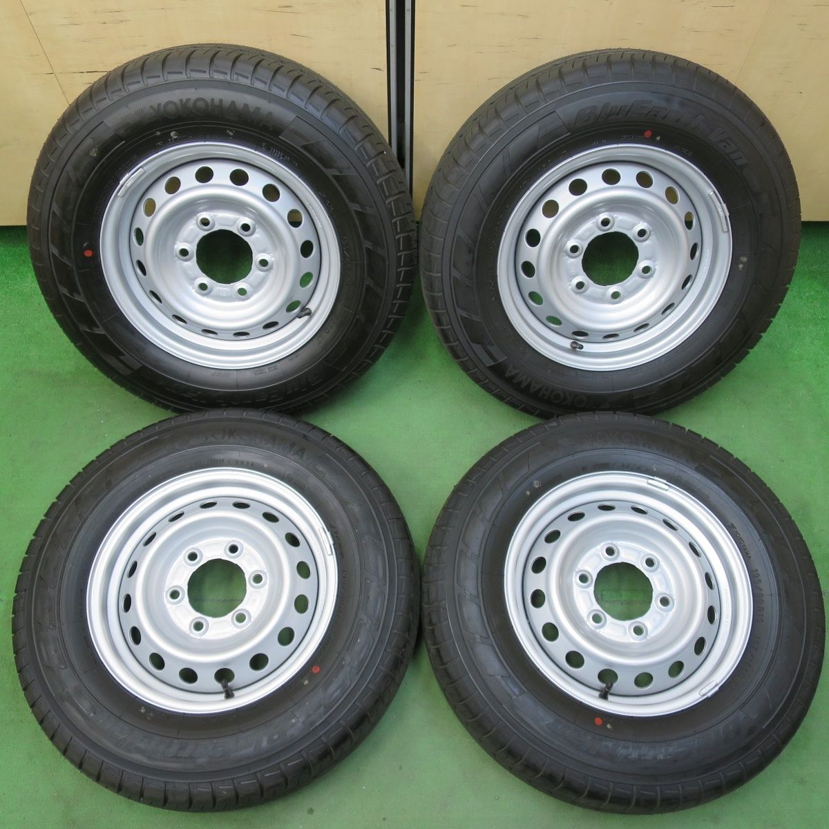 新車外し 24年 日産 キャラバン 純正 スチール 195|80R15 107|105Q ヨコハマ BluEarth-Van RY55 15インチ PCD139.7|6H 5040402イノ