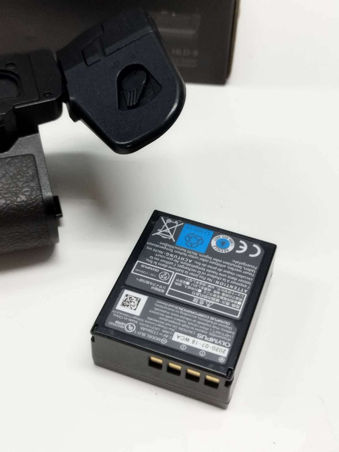 OLYMPUS OM-D HLD-9 バッテリーホルダー おまけつき