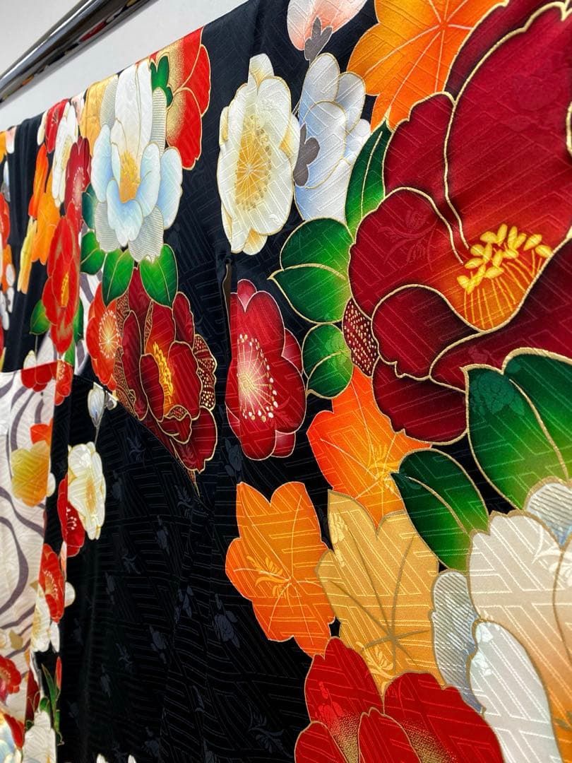 振袖 豪華 金彩 ラメ刺繍 椿 紋意匠 身丈169cm パールトーン加工 振袖 豪華 金彩 ラメ刺繍 椿 紋意匠 身丈169cm パールトーン加工