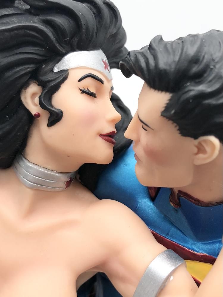 【中古】訳有 DCコレクティブルズ ジャスティス･リーグ ザ･キス スタチュー スーパーマン&amp;ワンダーウーマン ジム･リー[17][240017705856] 中古】訳有 DCコレクティブルズ ジャスティス・リーグ ザ・キス