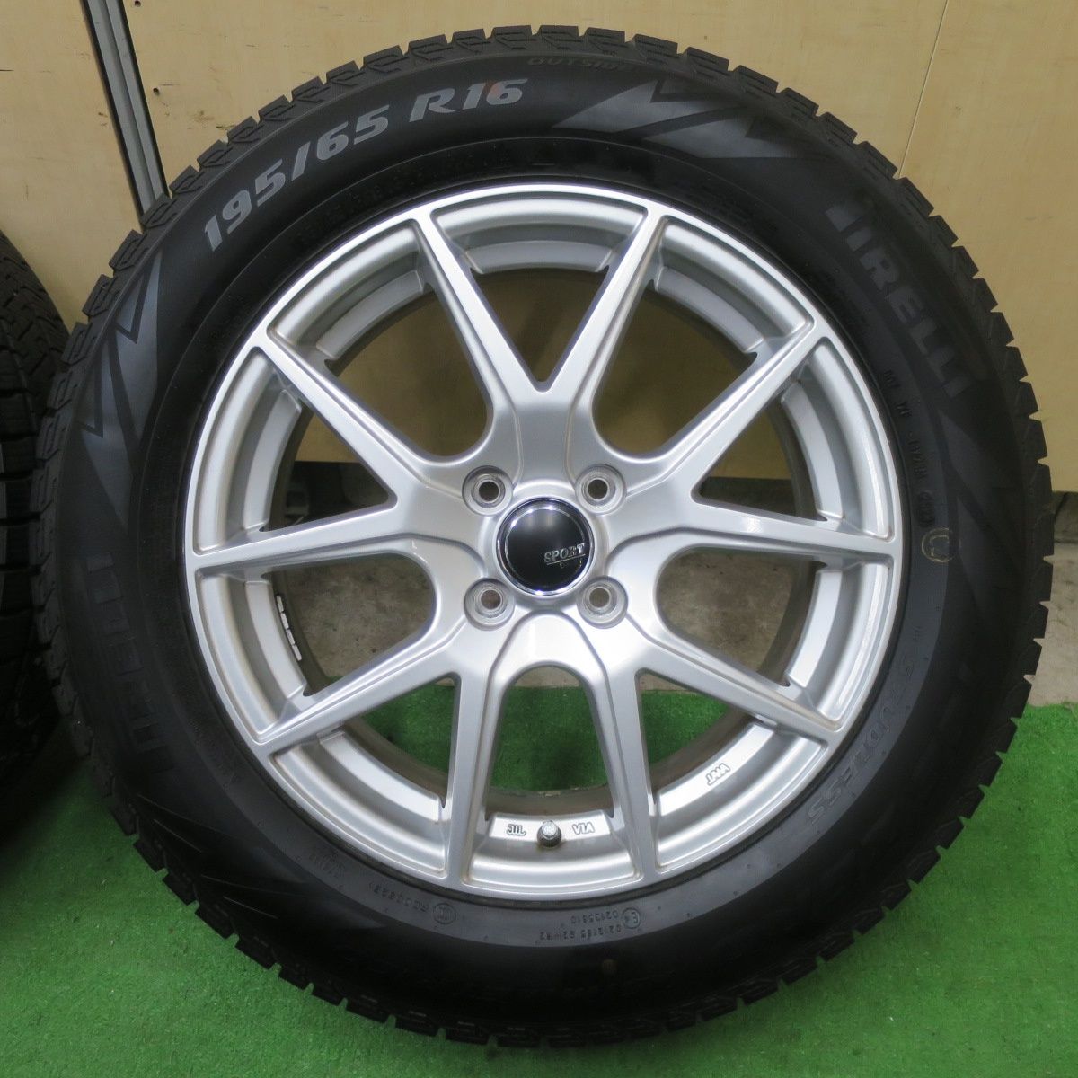 バリ溝！23年！キレイ！9.5分以上☆スタッドレス 195/65R16 ピレリ 