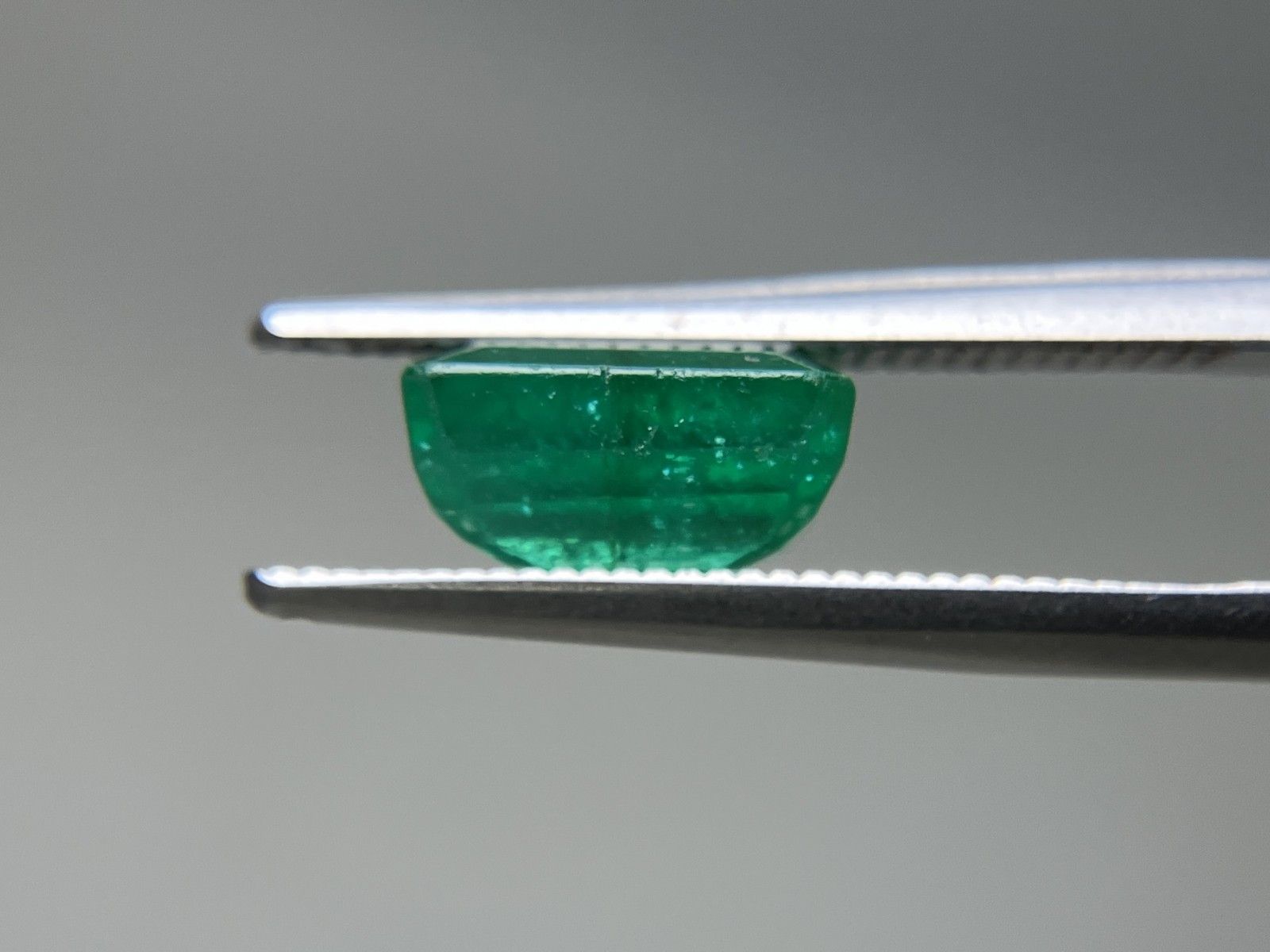 エメラルド 天然 2.738ct 中央宝石ソーティング付き 8.63㎜×7.63  