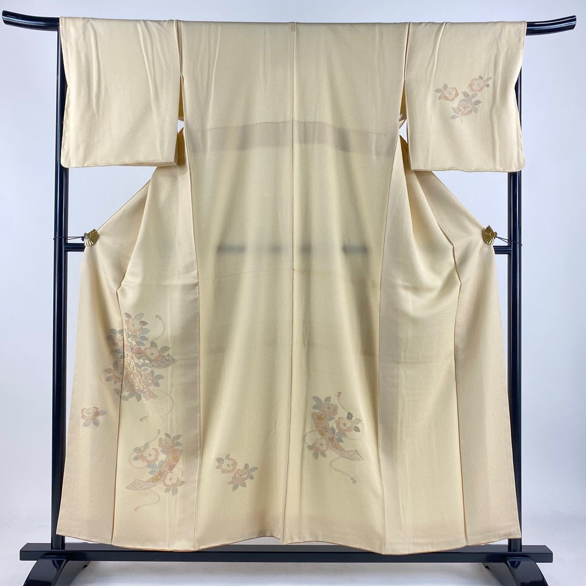 付下げ 身丈156cm 裄丈66cm M 袷 短冊 椿 刺繍 薄オレンジ 正絹 秀品 一つ紋