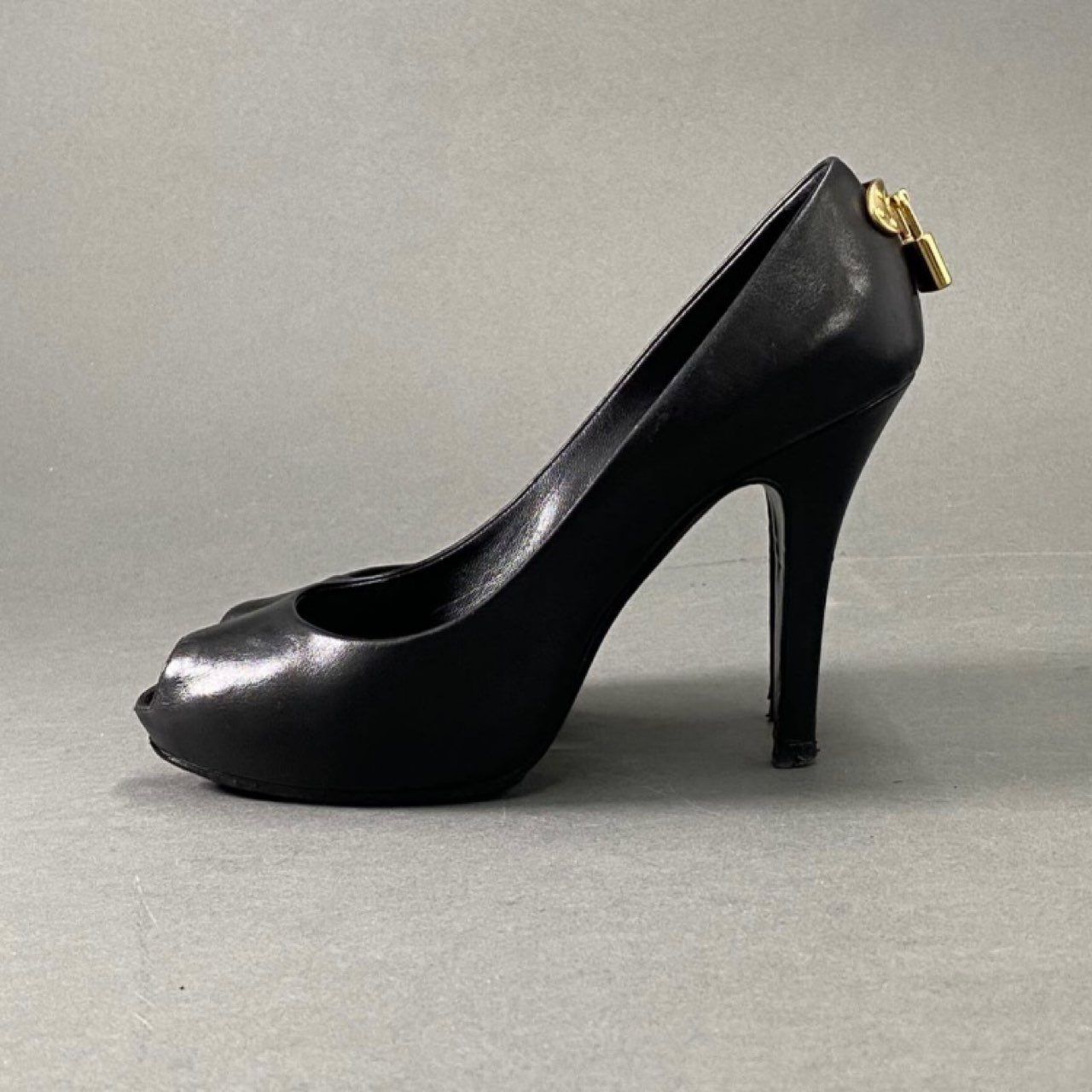 LOUIS VUITTON オープントゥパンプス LVカデナ パドロック 鍵 LOUIS