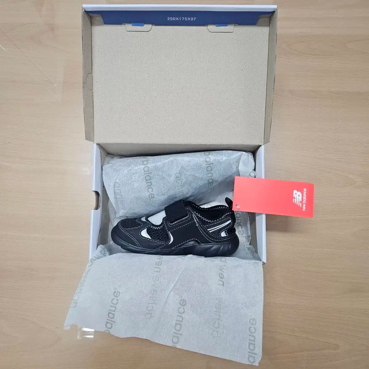 New Balance ニューバランス フリドル 黒 180 サイズ