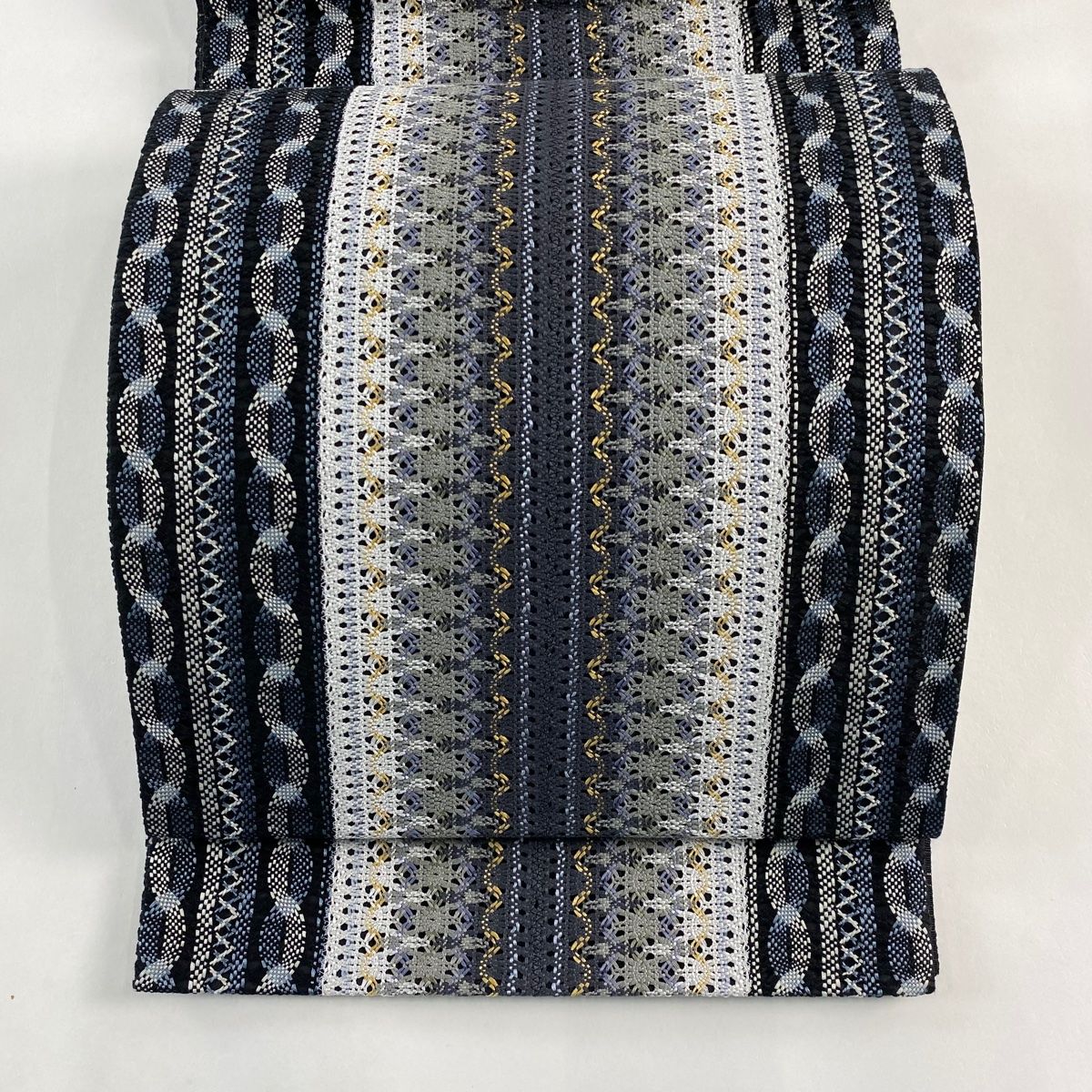 A17 袋帯 秀品 幾何学模様 箔 銀色 全通 銀色　正絹 A17 袋帯 秀品 幾何学模様 箔 銀色 全通 銀色 正絹 名古屋帯 美