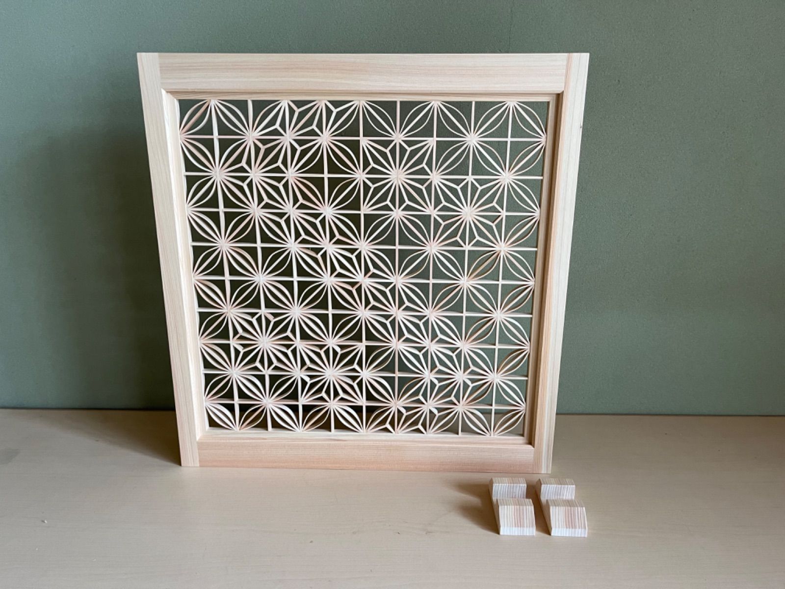 組子デザインアート④ 楽天市場】和モダン アートパネル 【組子色彩葉 青に銀の矢型1号