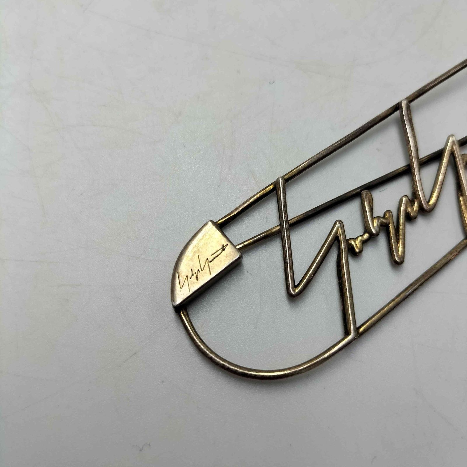 ヨウジヤマモト Yohji Yamamoto Signature Logo Pin ロゴ ピン