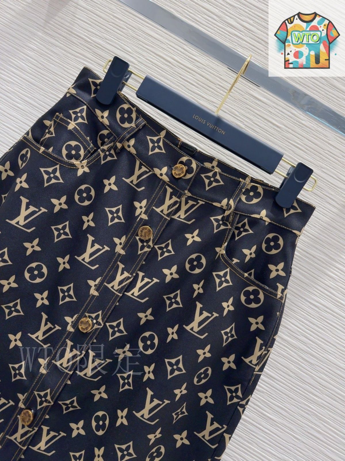 専用⭐️Louis Vuitton ロゴ　ミニスカート louis-vuitton-グラフィック-