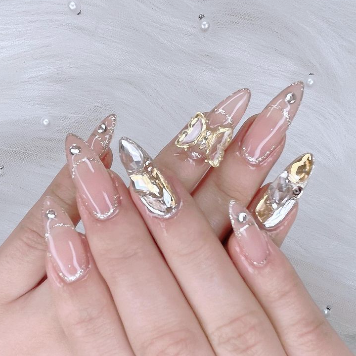 メルカリshops 大人蝶々オーロラストーン埋め尽くしちゅるんダイヤゴールド上品キャバ嬢ジェルネイル