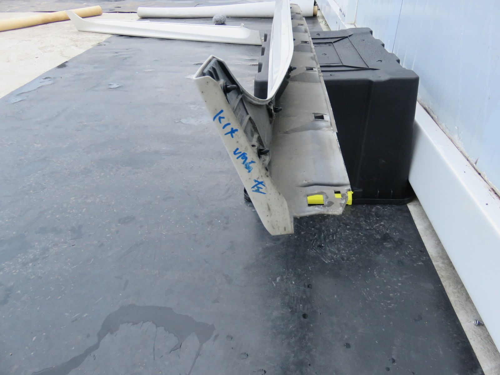 SFC2560 スバル VM4 VMG レヴォーグ 純正 左 サイドステップ サイドスカート サイドスポイラー 左側 助手席側 K1X クリスタルパールホワイト