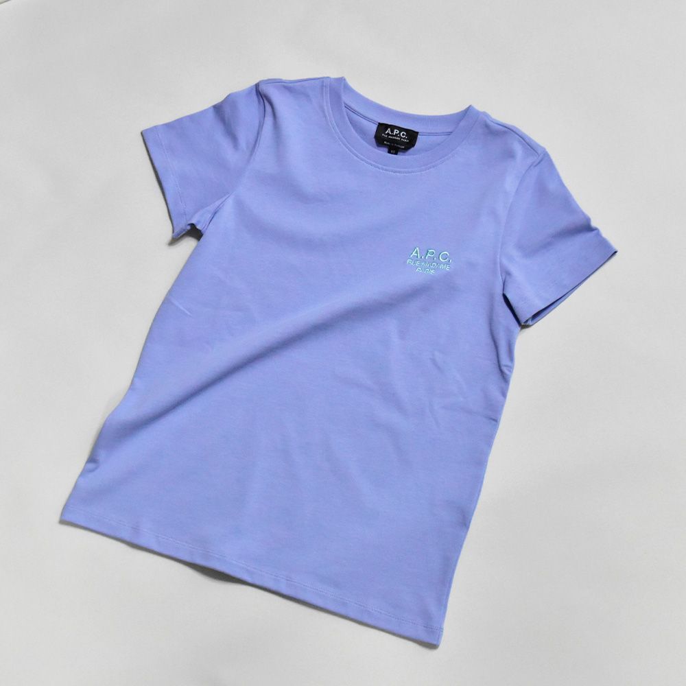 青パンツ 白スニーカーと A.P.C アーペーセー コットン Tシャツ 青パンツ 白スニーカーと A.P.C アーペーセー コットン Tシャツ