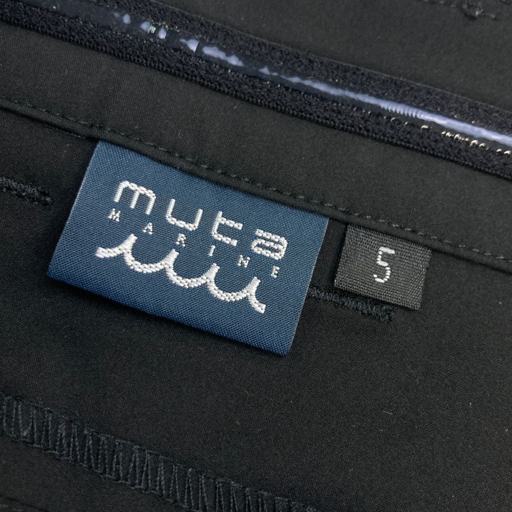 サイズ：5 MUTA MARINE ムータマリン  テーパードパンツ  ブラック系 [240101501003] ゴルフウェア メンズ ストスト サイズ：5 MUTA MARINE ムータマリン テーパードパンツ ブラック