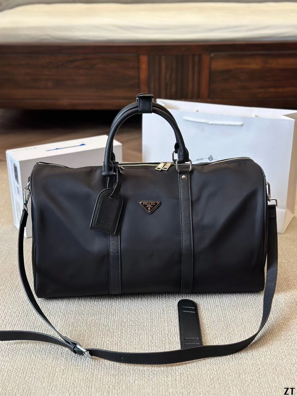 【美品】PRADA テスート 2WAY ボストンバッグ イタリア製 カデナ付き 美品】PRADA テスート 2WAY ボストンバッグ イタリア製 カデナ