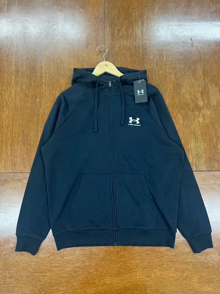 新品 UNDER ARMOUR(アンダーアーマー) 黒 フード付き ジップ