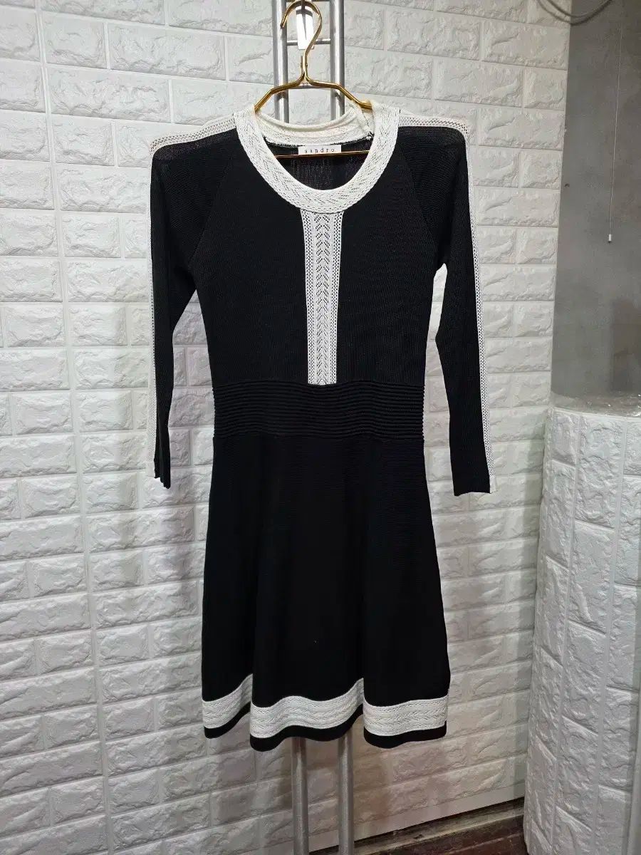 サンドロ ブラック レース ポイント ニット ONE PIECE