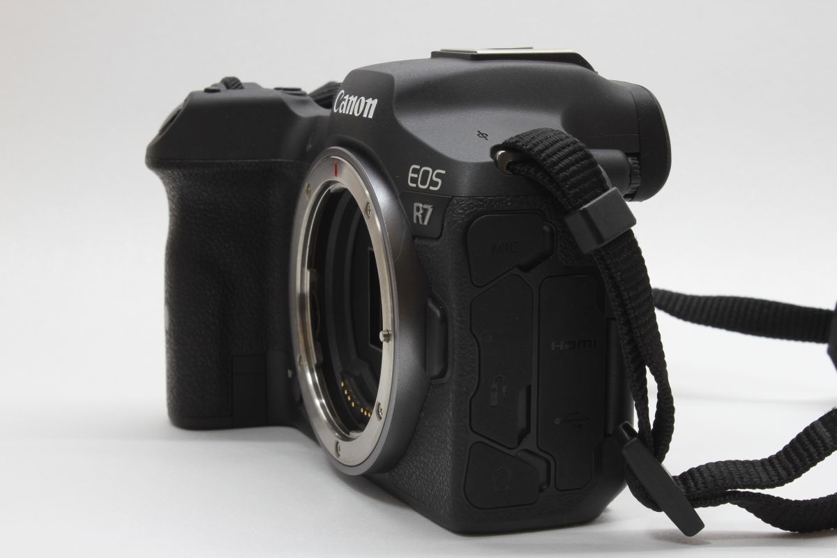 Canon EOS R7 ミラーレスカメラ 本体とバッテリーチャージャー Canon EOS R7 ミラーレスカメラ 本体とバッテリーチャージャー Canon