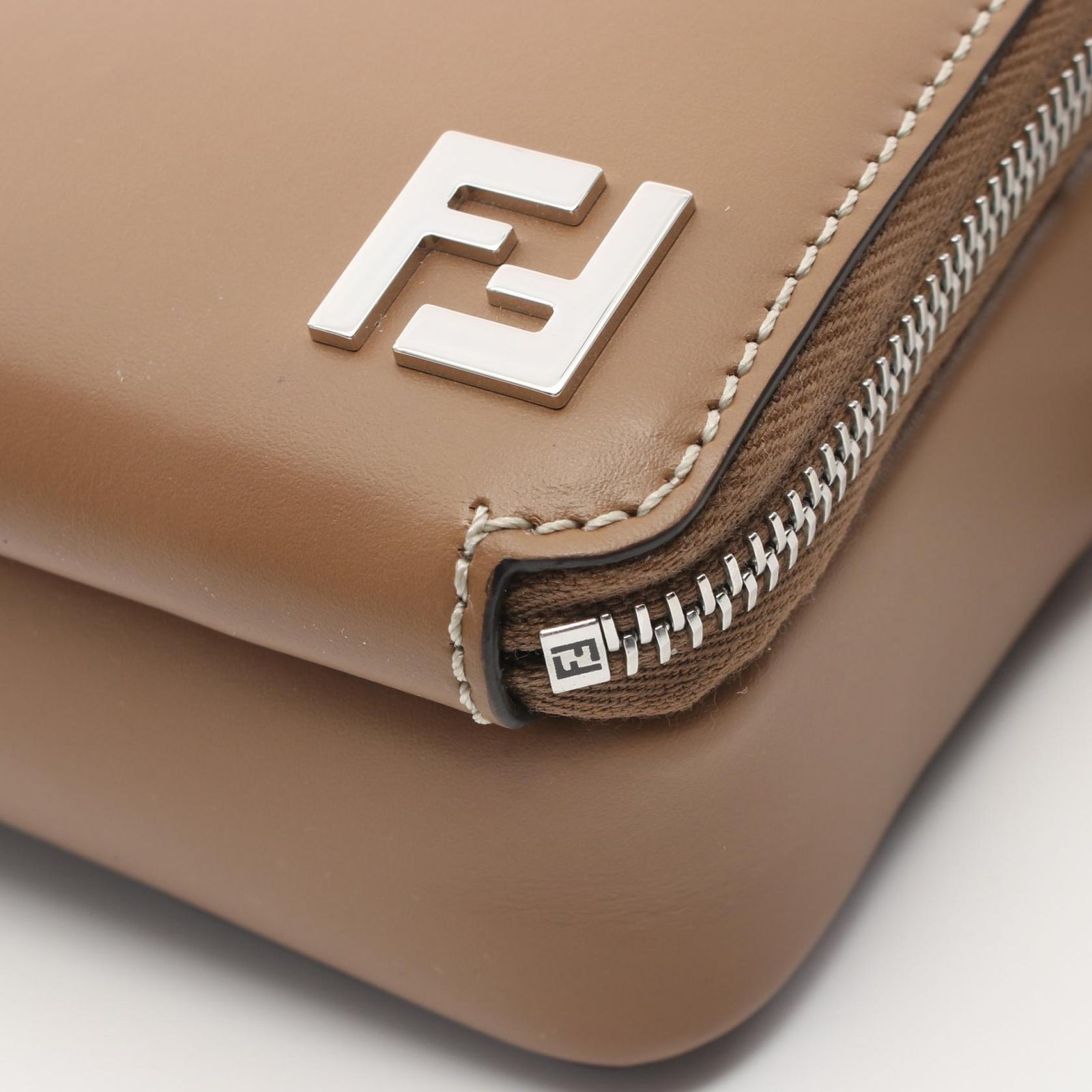 フェンディ FENDI ショルダーバッグ スクエアFF カメラケース 