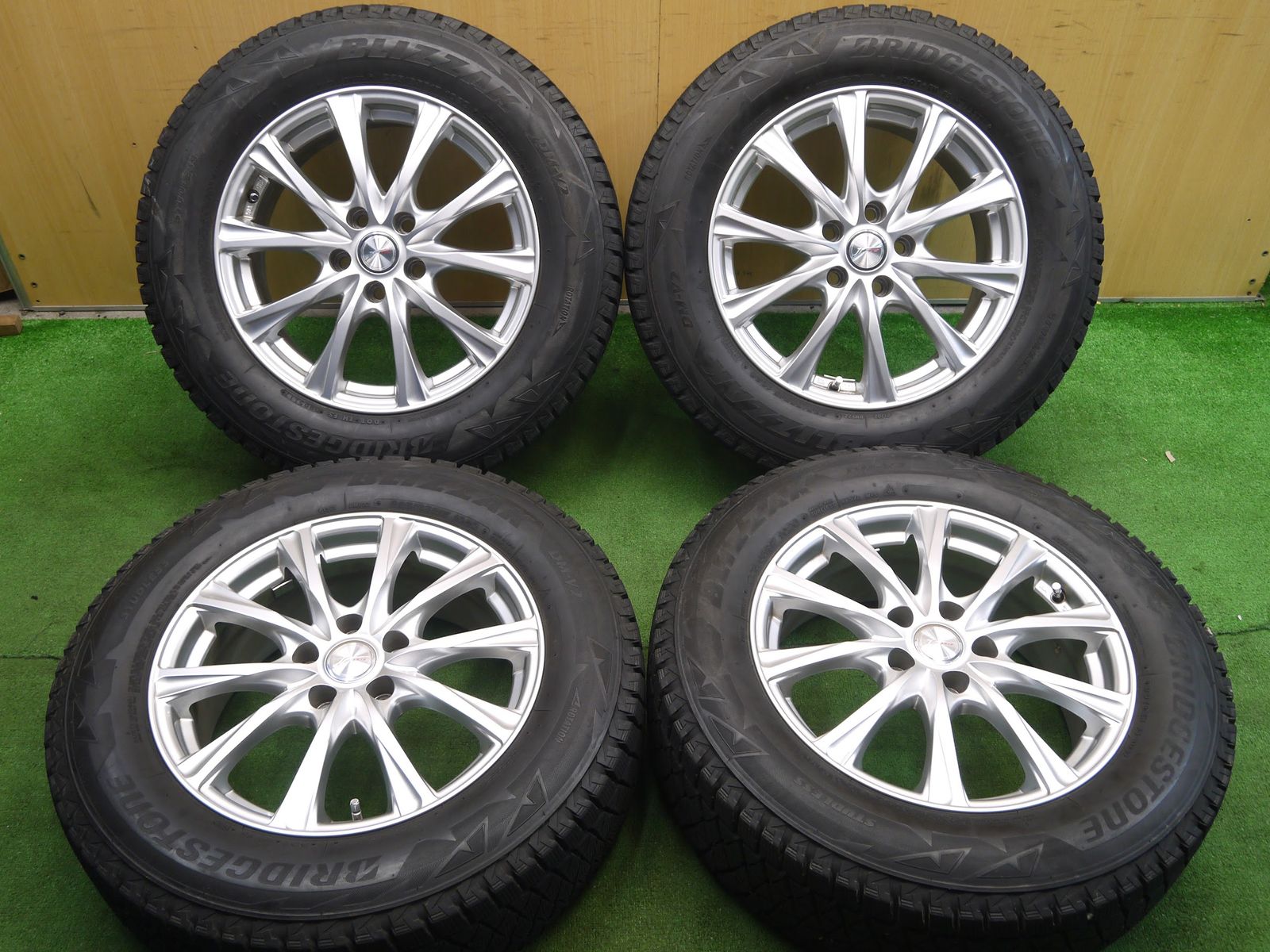 17インチがり傷なしスタッドレスセットハリアー、アルファード、エスティマ ハリアー、RAV4、エクストレイル、CX5などに装着できる１７インチ