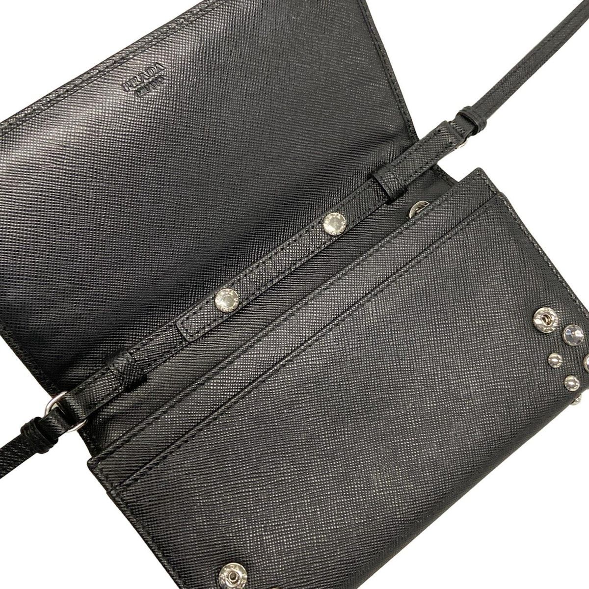 PRADA(プラダ) 財布 - 黒 ショルダーウォレット/スタッズ レザー