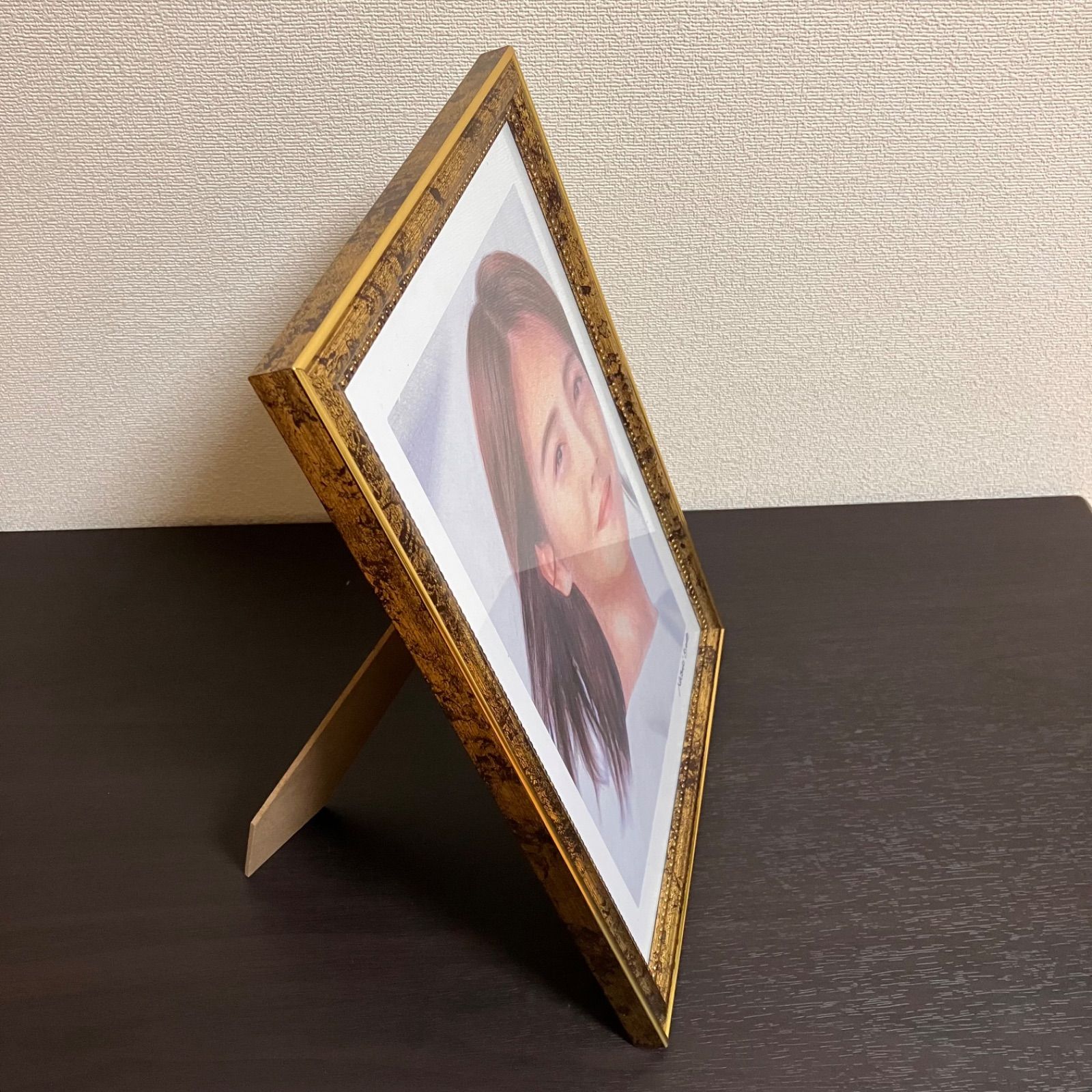 女優画⑦額装品　額縁寸法32.7㎝×24.0㎝×1.5㎝　色鉛筆画　定款付 女優画29 額装品 額縁寸法32.7cm×24.0cm カラー着色 定款付