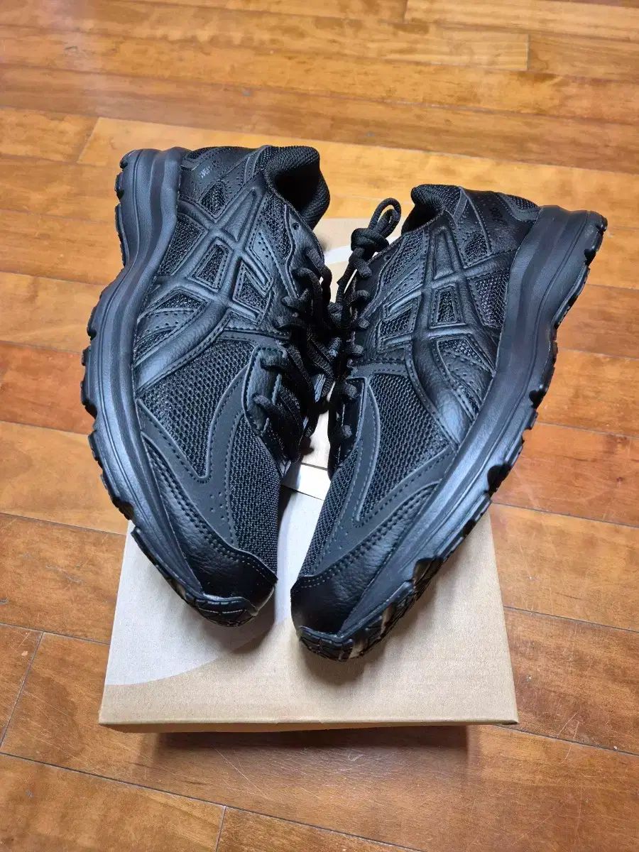 オールブラック スニーカー