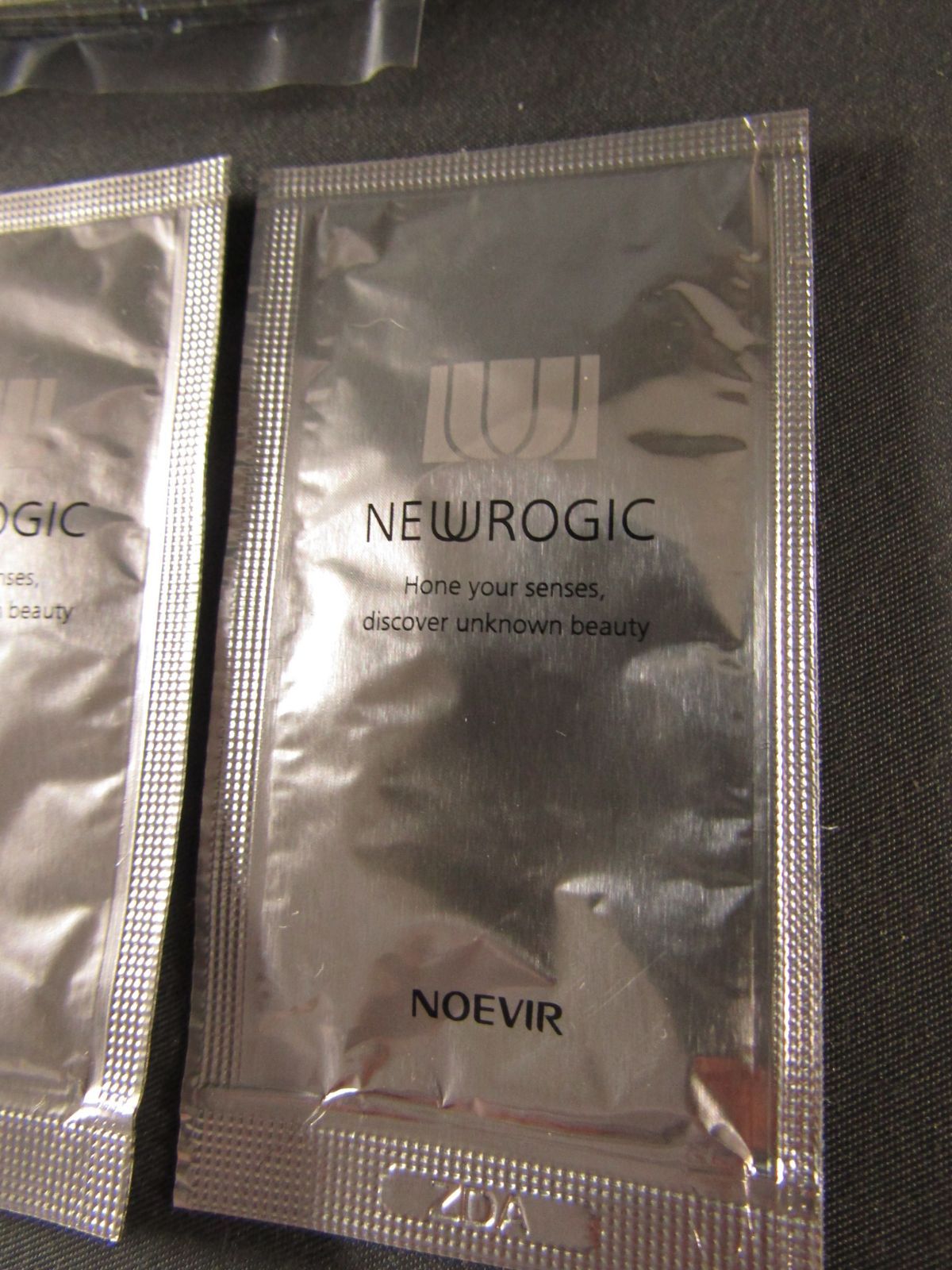33袋　ノエビア　ニューロジック　薬用セラム　ラミネートサンプル-1
