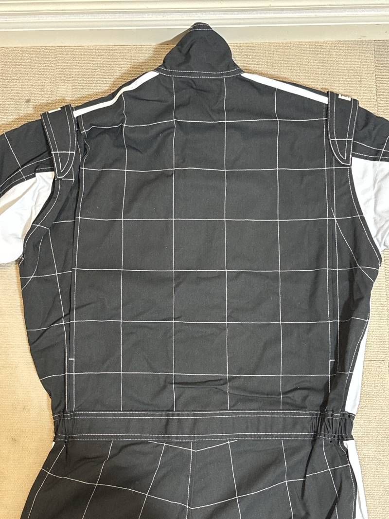 大好評。 HE MAN SPIRIT 4輪 レーシングスーツ LLサイズ 黒×白 2025超人気。